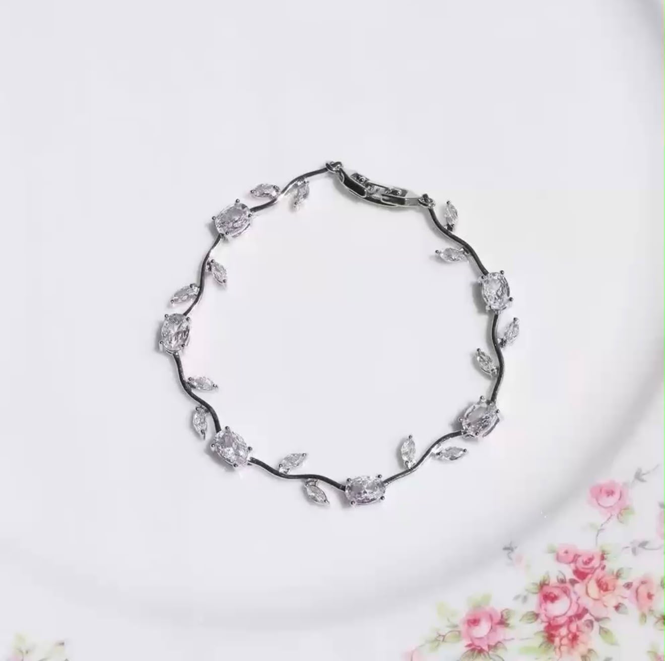 🌷 Luxury White Tulip Bracelet | Premium Stainless Steel