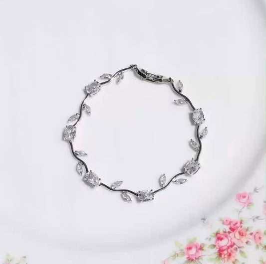 🌷 Luxury White Tulip Bracelet | Premium Stainless Steel